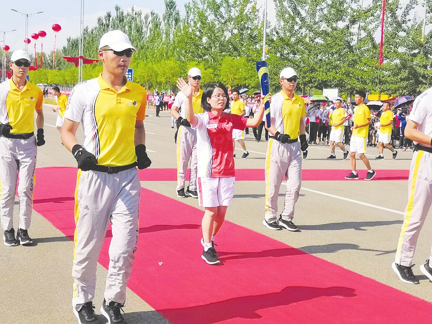 图为实体火炬在传递中。 本报记者王利强摄