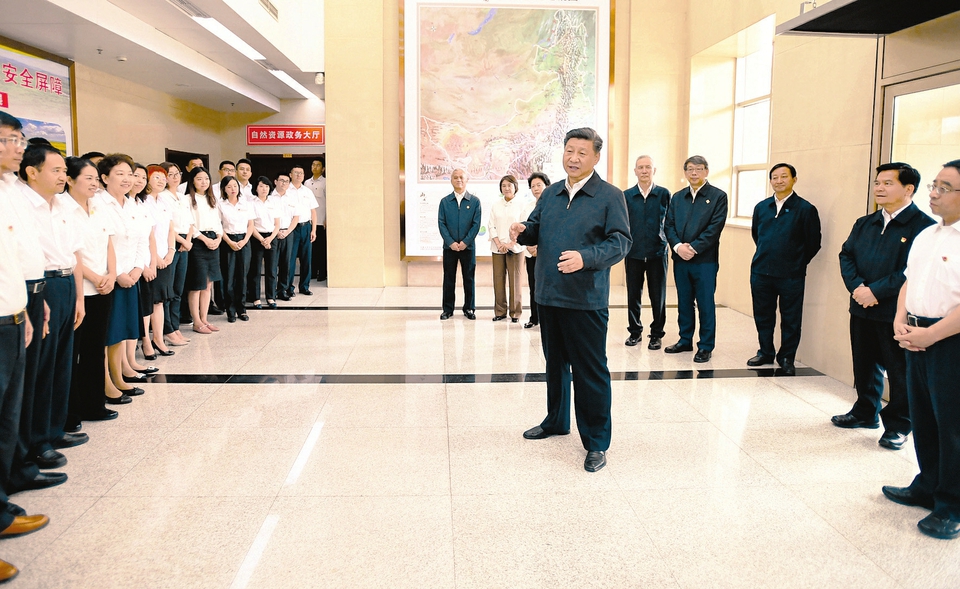 　　7月15日至16日，中共中央总书记、国家主席、中央军委主席习近平在内蒙古考察并指导开展“不忘初心、牢记使命”主题教育。这是16日上午，习近平到内蒙古自治区自然资源厅，实地调研指导开展“不忘初心、牢记使命”主题教育。新华社记者谢环驰摄