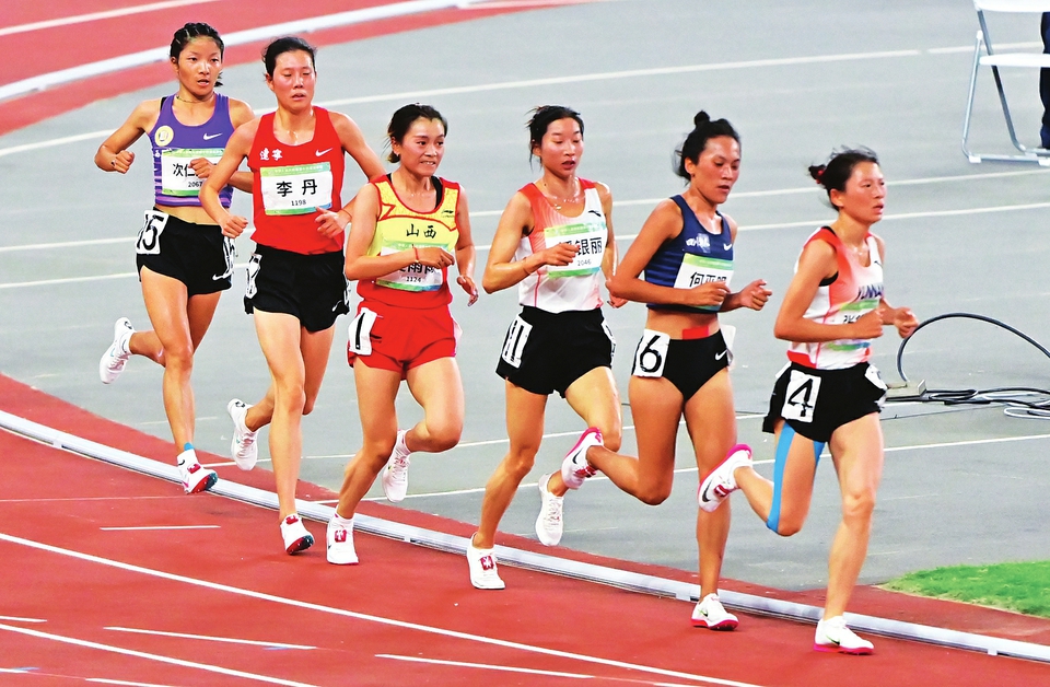 9月20日晚,第十四届全运会女子10000米决赛中,我省长跑名将夏雨雨奋力